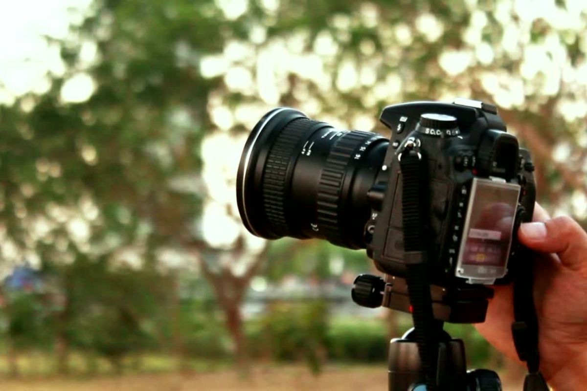 osoba koristi DSLR fotoaparat