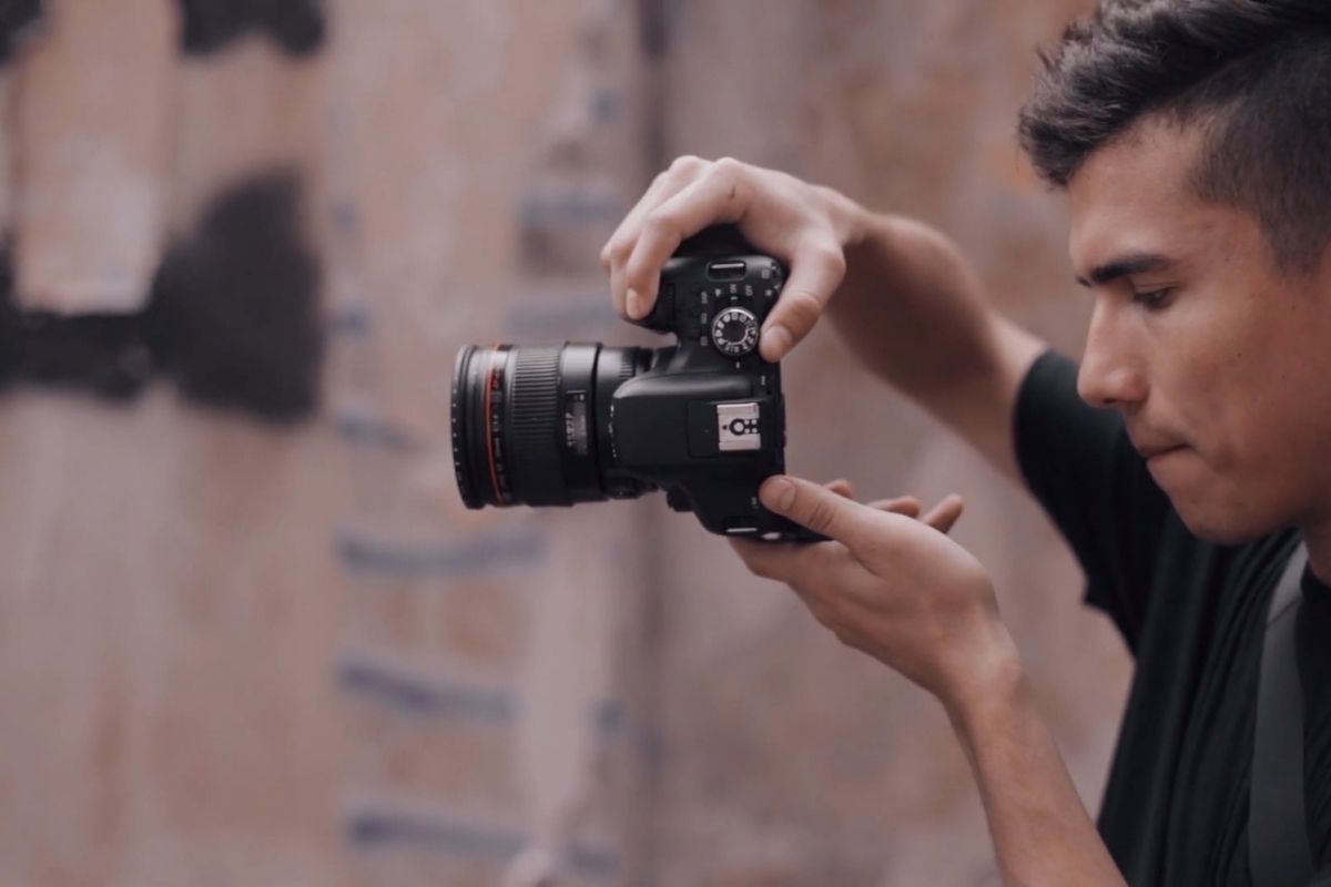 momak fotografiše sa Mirrorless fotoaparatom