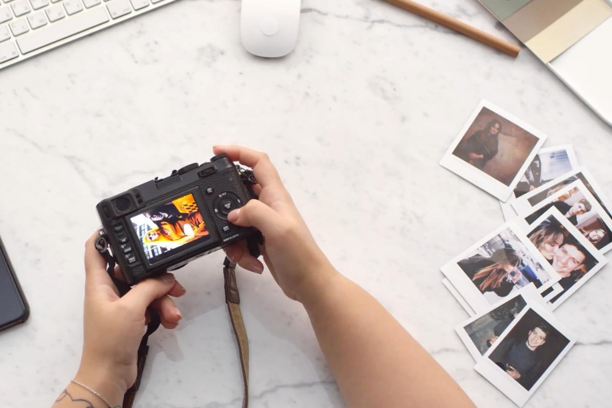 devojka gleda fotografije sa fotoaparata